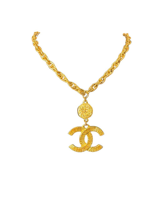 VINTAGE CHANEL Ribbed CC Logo Pendant Necklace - 1980s/90s Gold Tone